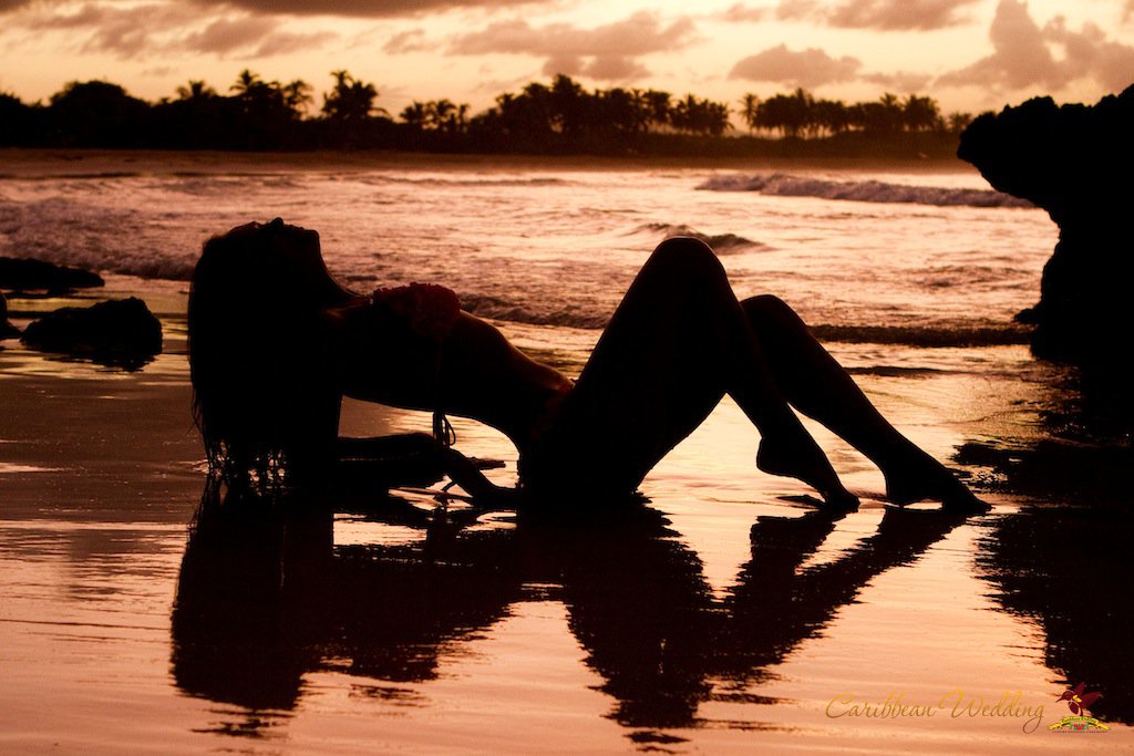 Лесбийские ласки стройных девиц на ночном пляже