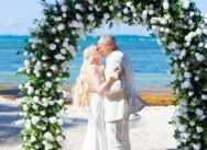 Украсьте свою свадьбу изысканными арками из шелковых цветов в Пунта-Кане, Доминиканская Республика