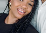 Предложение руки и сердца на пляже Пунта-Каны со светящимися буквами «MARRY ME»